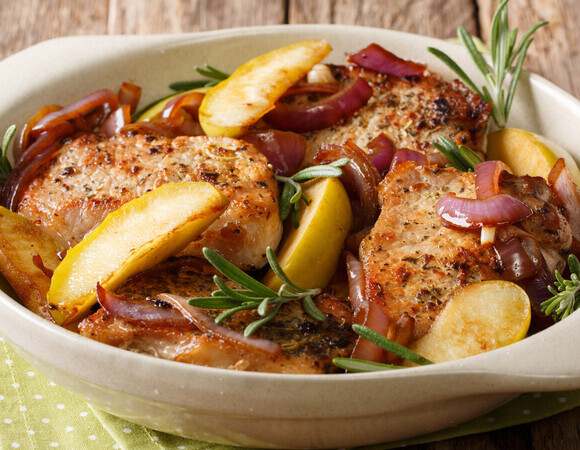 Свинина с яблоками, курица с ананасами: какие фрукты лучше всего сочетаются с разными видами мяса?