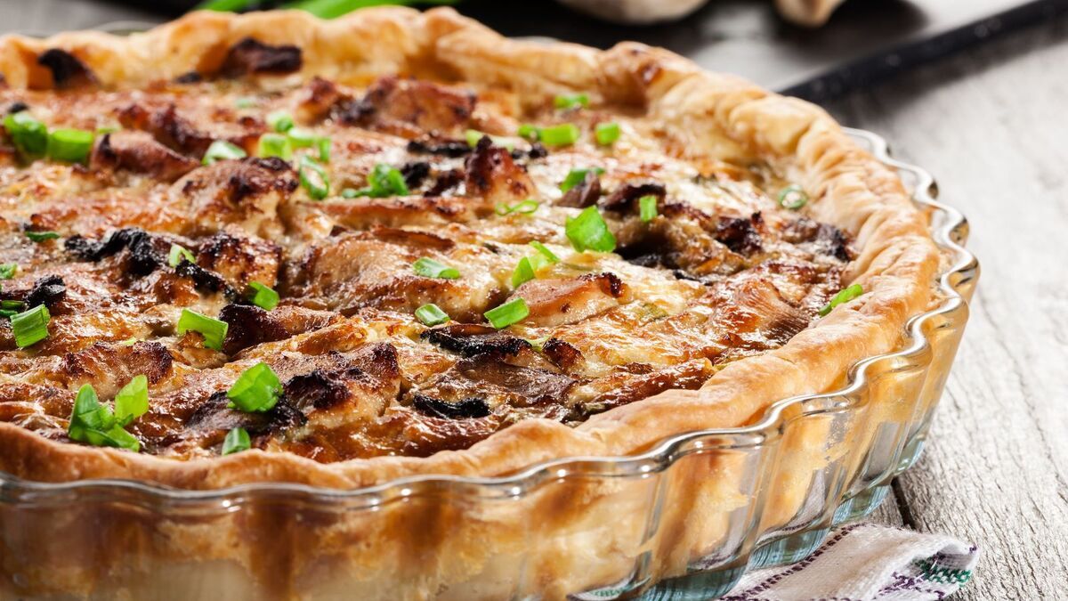 Испекла ароматный киш с курицей и грибами: даже соседка попросила рецепт Испекла ароматный киш с курицей и грибами: даже соседка попросила рецепт
