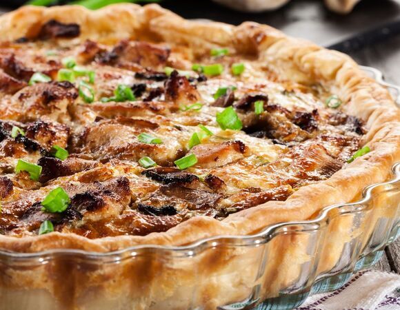 Испекла ароматный киш с курицей и грибами: даже соседка попросила рецепт