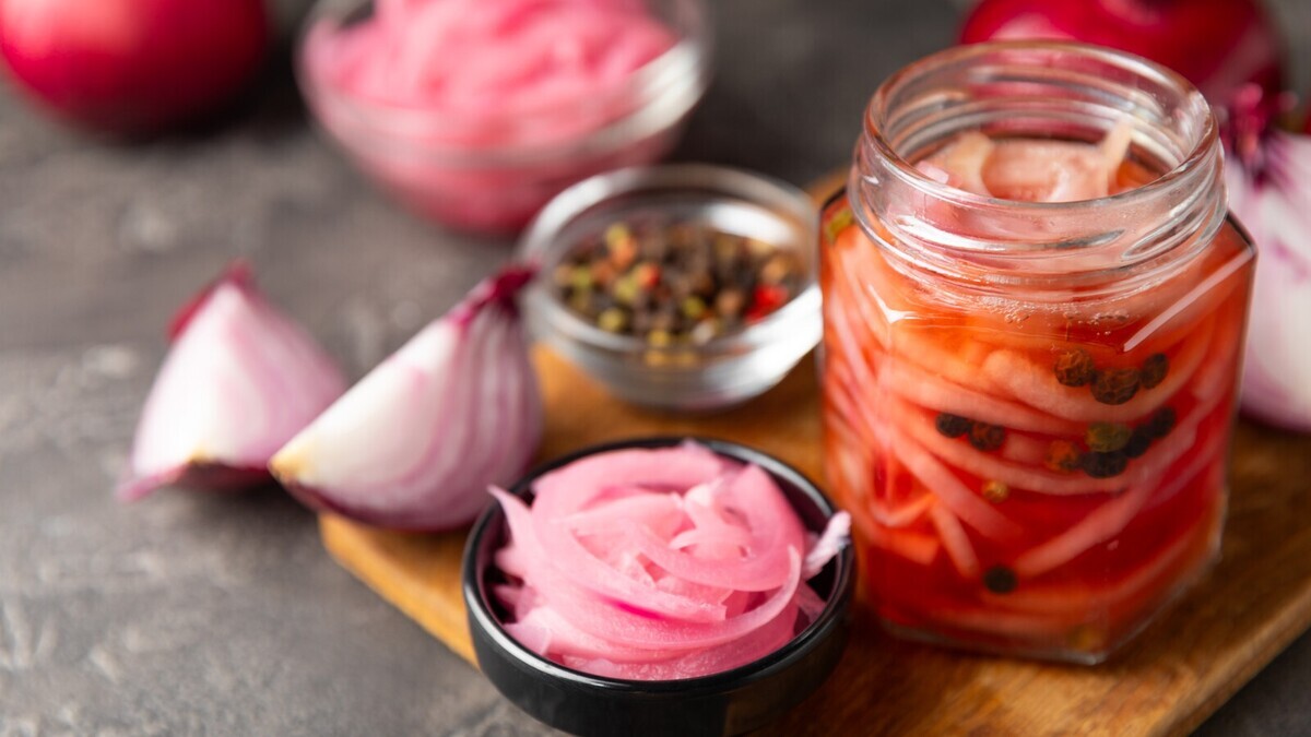 Замариновала лук по-студенчески: бюджетная закуска будет улетать быстрее шашлыка, сомнений нет