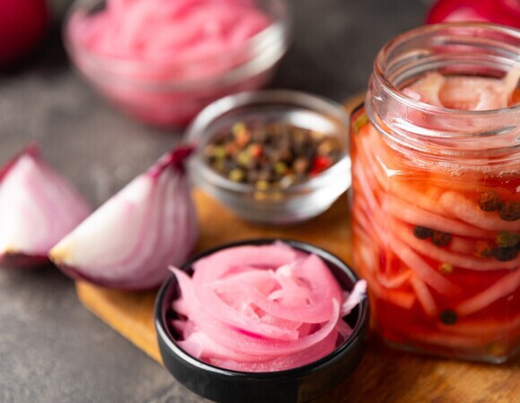 Замариновала лук по-студенчески: бюджетная закуска будет улетать быстрее шашлыка, сомнений нет