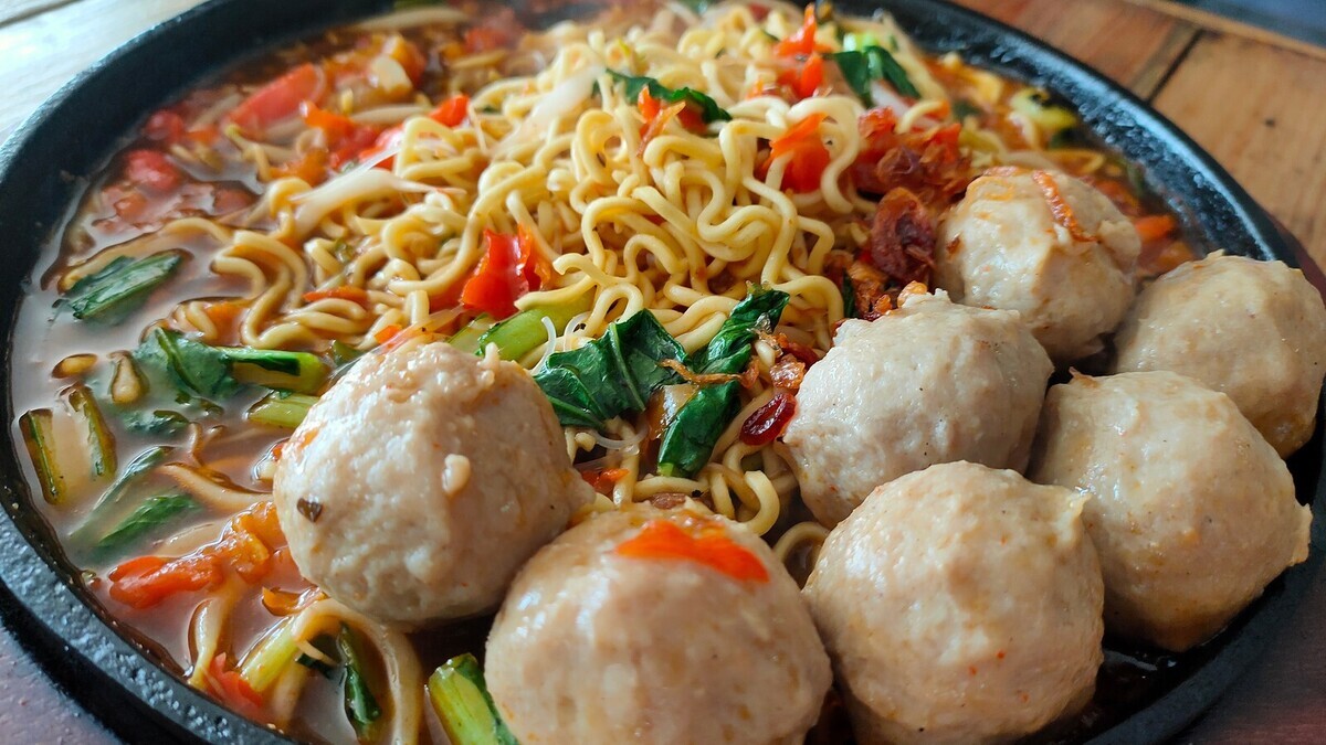 Превращаю "бэпешку" в полноценный ужин в азиатском стиле — лапшу уминают со скоростью света 