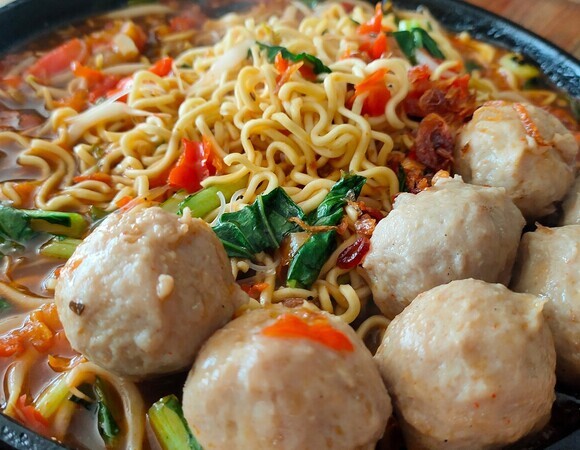 Превращаю "бэпешку" в полноценный ужин в азиатском стиле — лапшу уминают со скоростью света 