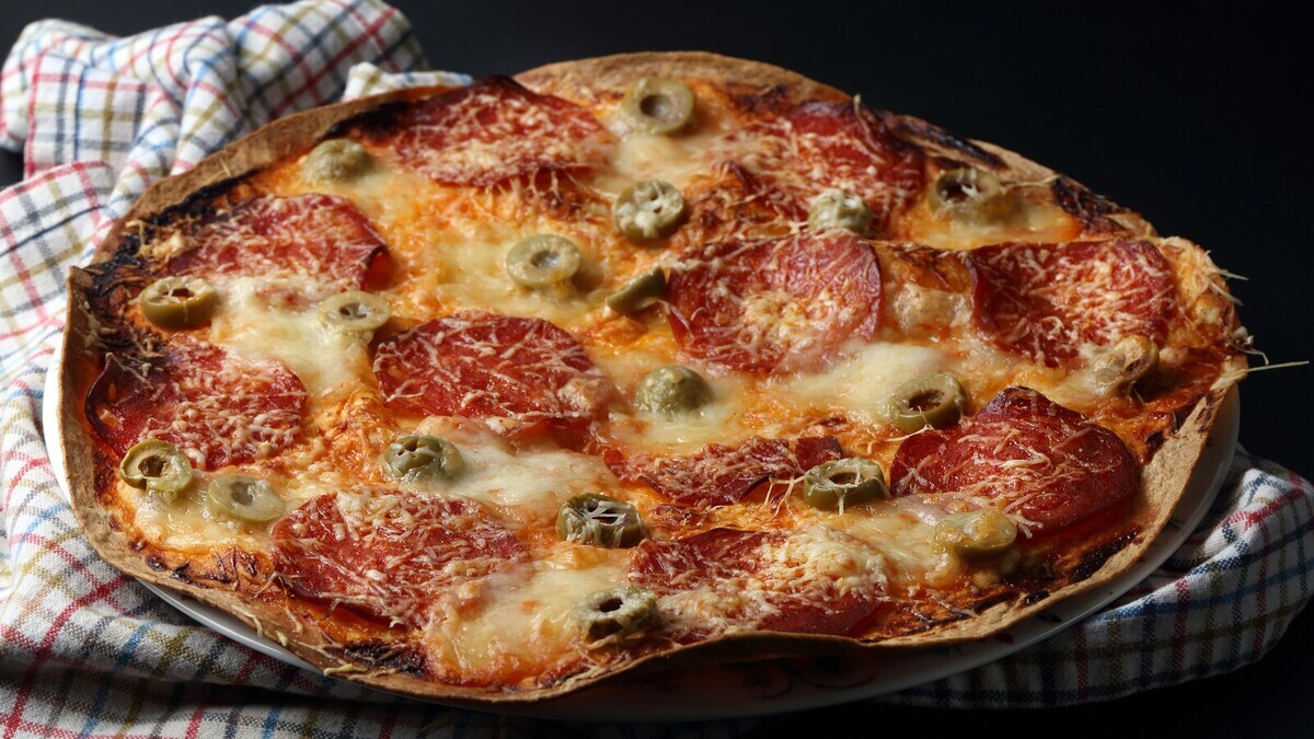 Тесто не замешивают: найден простой способ приготовить тонкую пиццу за 10 минут 