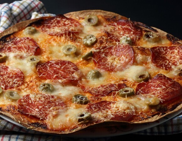 Тесто не замешивают: найден простой способ приготовить тонкую пиццу за 10 минут 