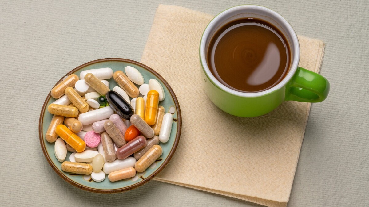 Никогда не запивайте таблетки кофе: фармаколог назвал опасные сочетания, о которых забывают