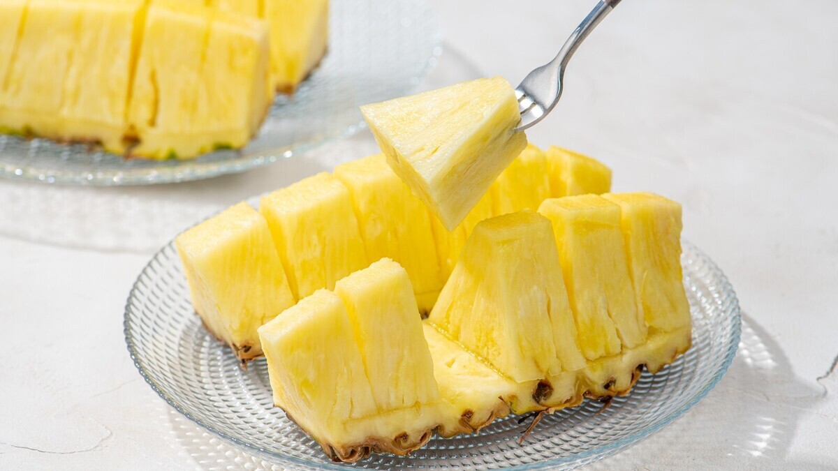 Не сжигает жир, но выручает: диетолог объяснила пользу ананаса для худеющих