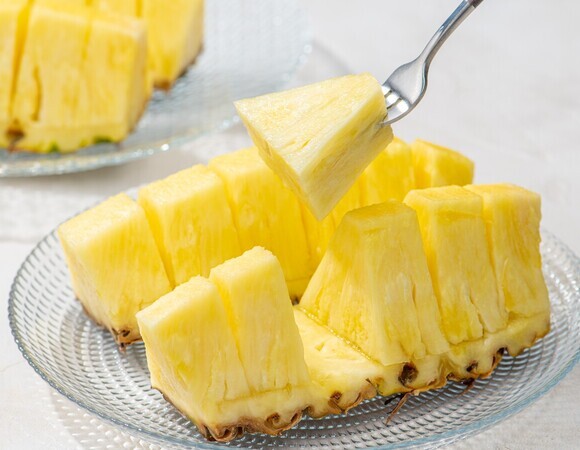 Не сжигает жир, но выручает: диетолог объяснила пользу ананаса для худеющих