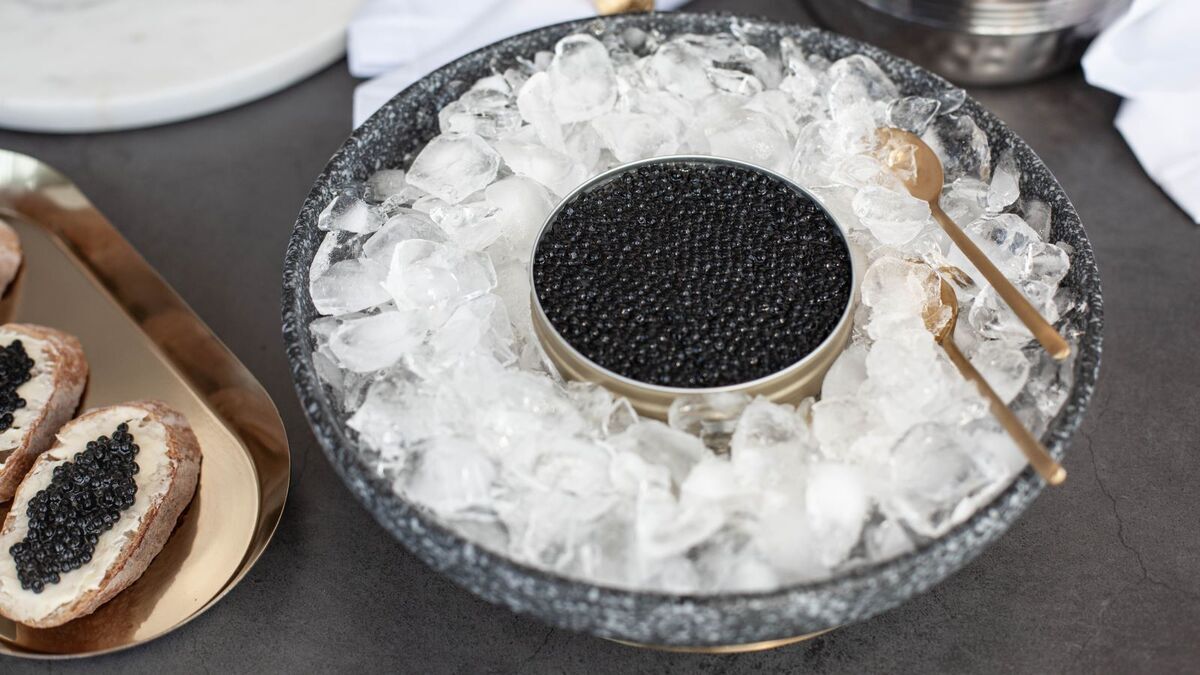 Дело не в цене: икорный сомелье Абдуррахманов объяснил, почему черную икру нельзя есть ложками