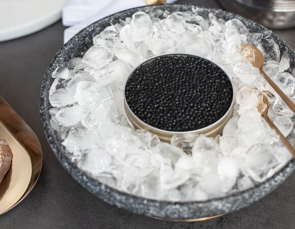 Дело не в цене: икорный сомелье Абдуррахманов объяснил, почему черную икру нельзя есть ложками