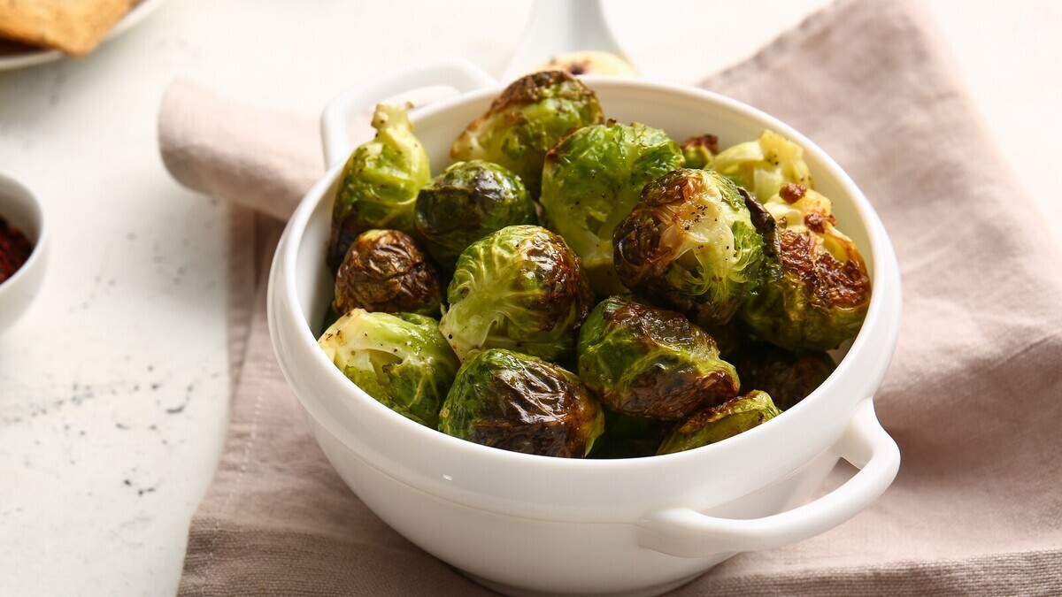 Наконец-то готовлю брюссельскую капусту без горечи в аэрогриле — добавки просят даже те, кто ее ненавидел 