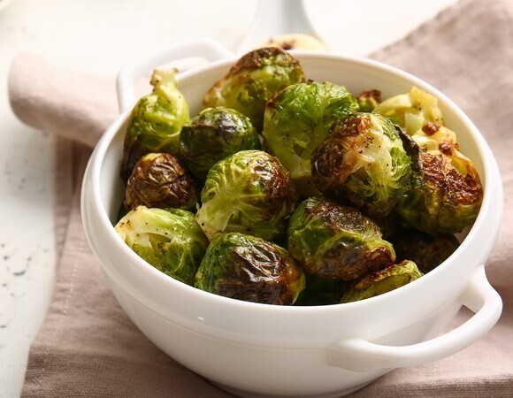 Наконец-то готовлю брюссельскую капусту без горечи в аэрогриле — добавки просят даже те, кто ее ненавидел