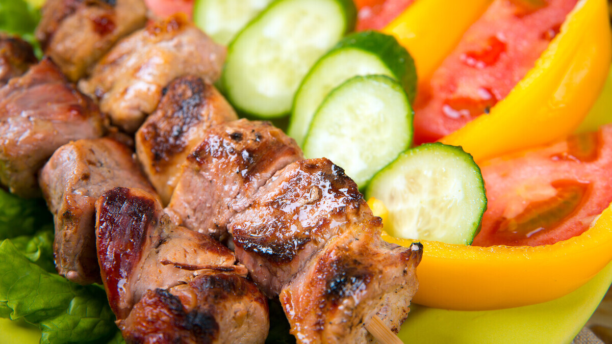 Шеф-повар Иван Кудряшов научил делать "настоящий" шашлык в духовке: секреты эксперта и удачный маринад 