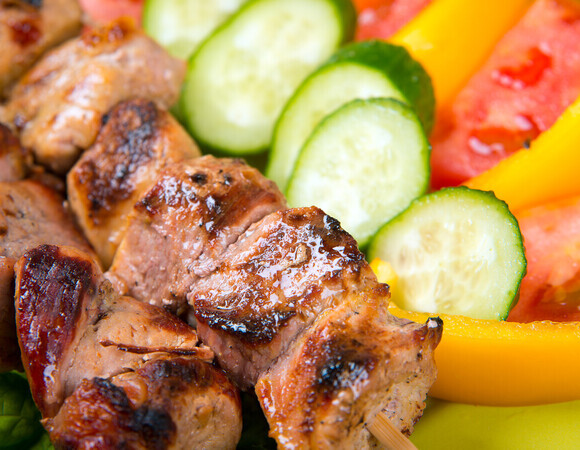 Шеф-повар Иван Кудряшов научил делать "настоящий" шашлык в духовке: секреты эксперта и удачный маринад