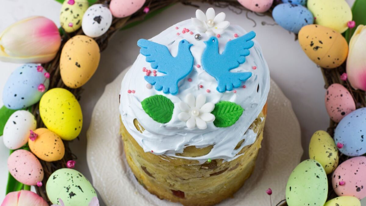 Кондитерские тренды в украшении пасхального кулича: меренга, сухоцветы и не только