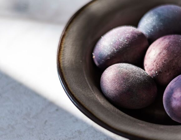 Не запрещено, но не к месту: священники назвали 3 цвета, в которые лучше не красить яйца