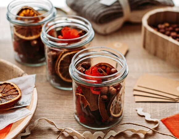 Вкусные подарки своими руками: варенье из хурмы, песто из базилика и не только