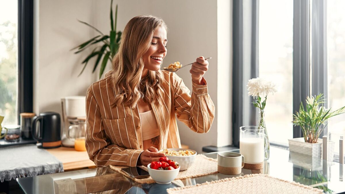 Никогда не ешьте это по утрам: врач назвал "золотое правило" завтрака