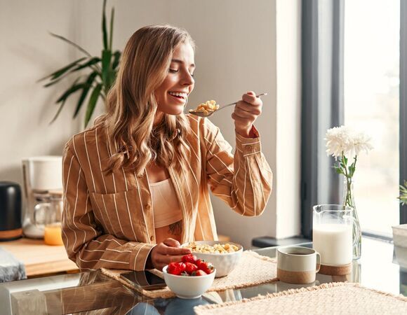 Никогда не ешьте это по утрам: врач назвал "золотое правило" завтрака