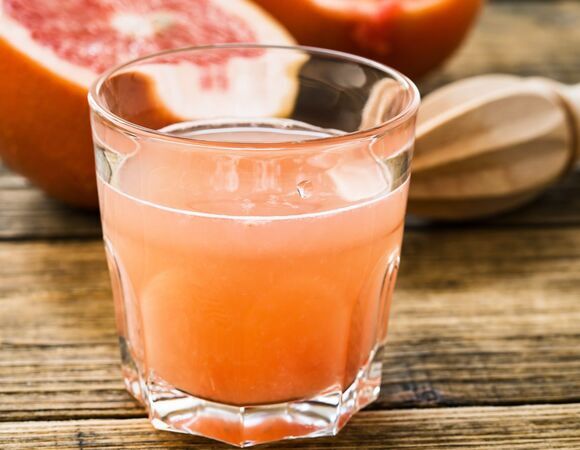 Нутрициолог Гусакова призвала не запивать этим напитком лекарства: "Усиливает побочные эффекты"