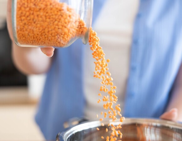 Шеф-повар назвал главную ошибку при варке чечевицы: из-за нее все слипается 