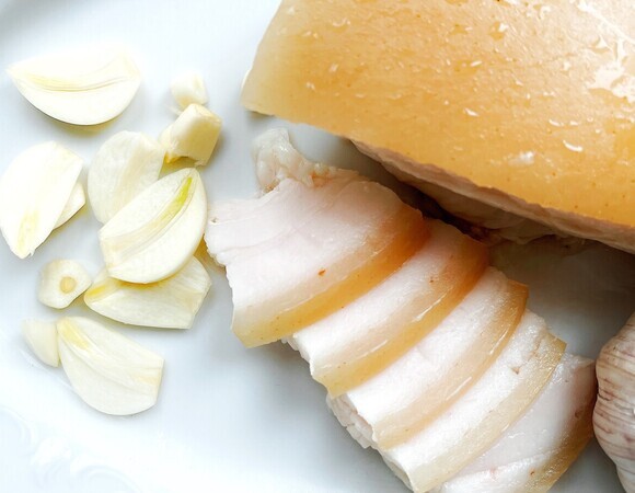 Вместо чая с лимоном: стало известно, как превратить сало в средство для поддержки иммунитета