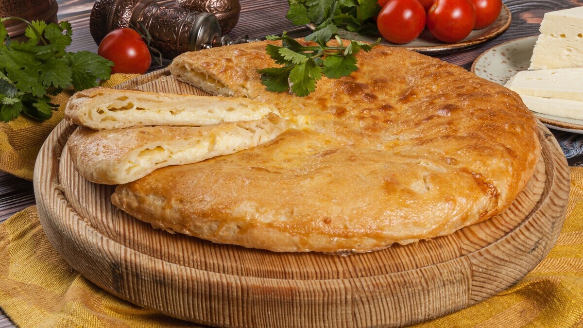 От такого пирога с сыром в осетинском стиле все в восторге. Готовлю на кефире — без возни с дрожжами