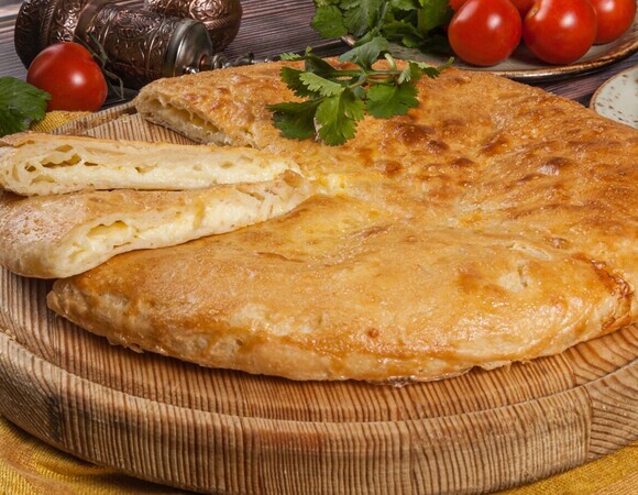 От такого пирога с сыром в осетинском стиле все в восторге. Готовлю на кефире — без возни с дрожжами