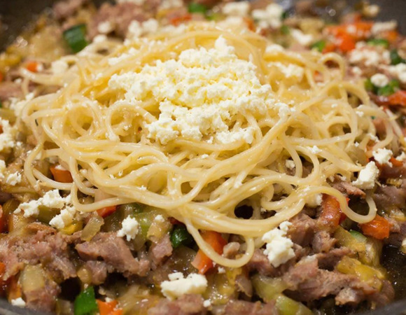 Итальянцы бы заплакали! Русские придумали рецепт лазаньи с вермишелью: называют "размазня"