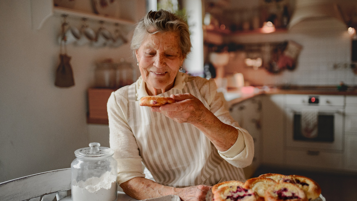 Моя бабушка перестала есть твердые сладости: я нашла для нее мягкие десерты, которые не навредят