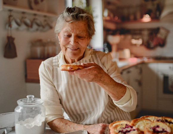 Моя бабушка перестала есть твердые сладости: я нашла для нее мягкие десерты, которые не навредят
