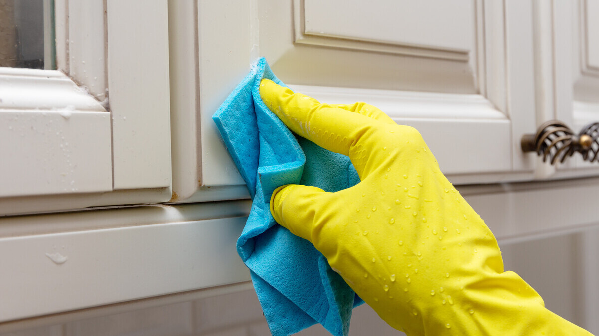 Жир исчезнет без усилий: хозяйки нашли способ очистить кухонные шкафы за 15 минут Жир исчезнет без усилий: хозяйки нашли способ очистить кухонные шкафы за 15 минут