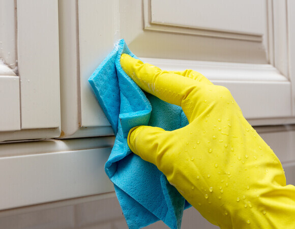 Жир исчезнет без усилий: хозяйки нашли способ очистить кухонные шкафы за 15 минут