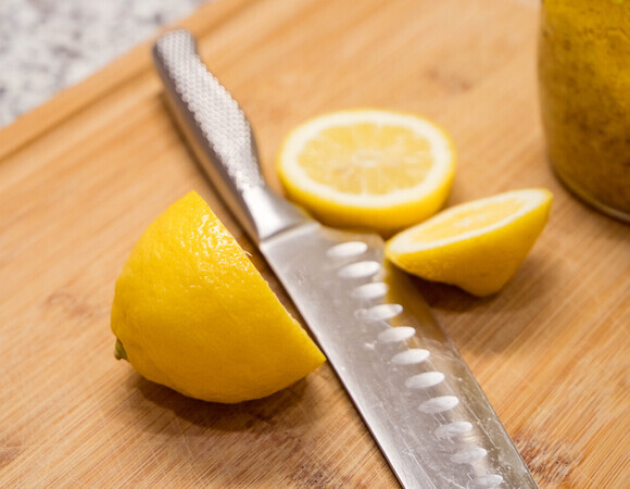 Не режьте эти продукты на деревянной доске — предупредили эксперты: не прослужат дольше месяца