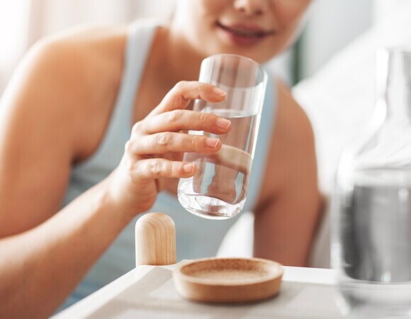 Не начинайте утро с холодной воды: врач сказал, что ведет к отекам и повышению давления после 50 лет