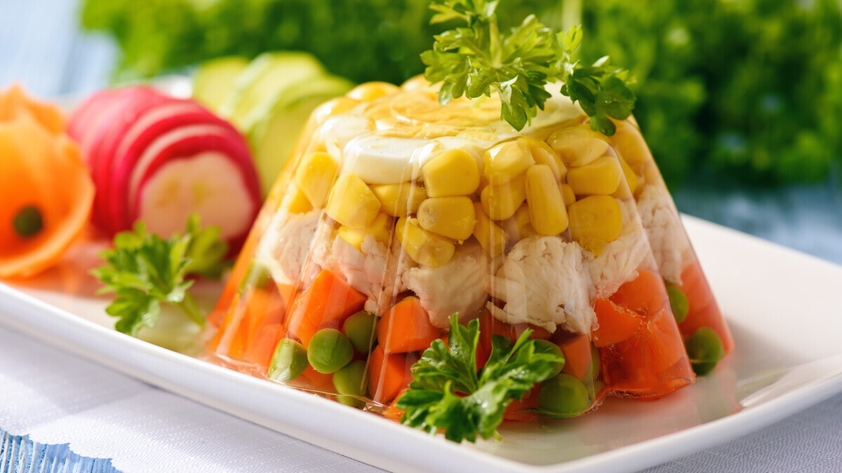  "Холодец" без мяса: кулинары предложили необычный способ подать простецкий овощной салат