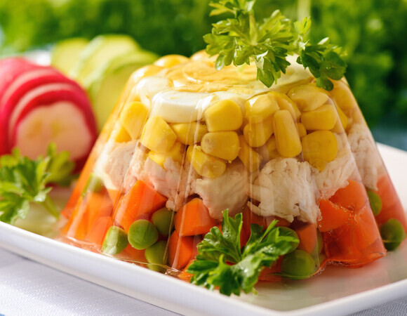  "Холодец" без мяса: кулинары предложили необычный способ подать простецкий овощной салат