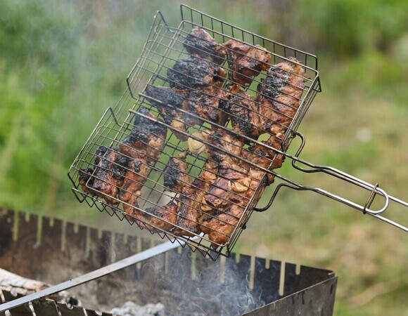 Подгорел — выбрасывать или спасать? Шеф-повар Прокофьев объяснил, когда надо снимать шашлык с огня 