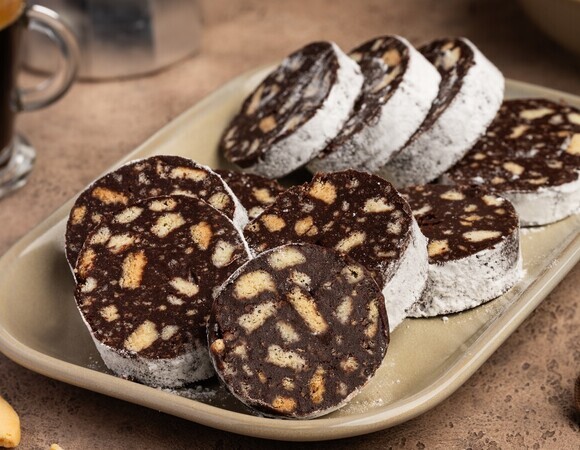 Постное или совсем нет? Из чего делают тесто для шоколадной колбасы и нужны ли в нем яйца
