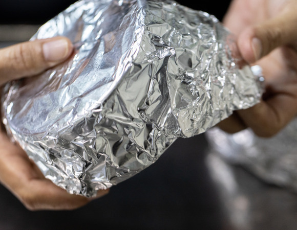 Боялась помещать фольгу в аэрогриле, а зря! Узнала, как ее безопасно использовать, чтобы не сломать прибор