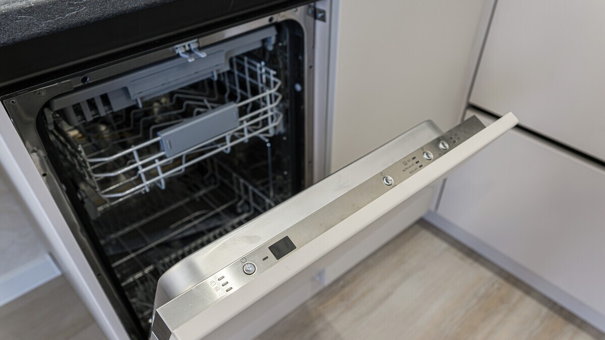 Посудомойка не спасет: эксперт назвал 5 признаков, что кухня к ней не готова — и вы потратите вдвое больше