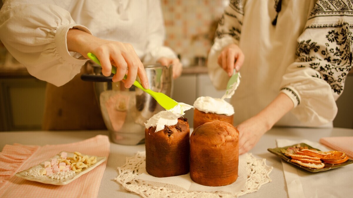 Когда украшать кулич, чтобы декор не поплыл: шеф-повар назвал 2 удобных момента