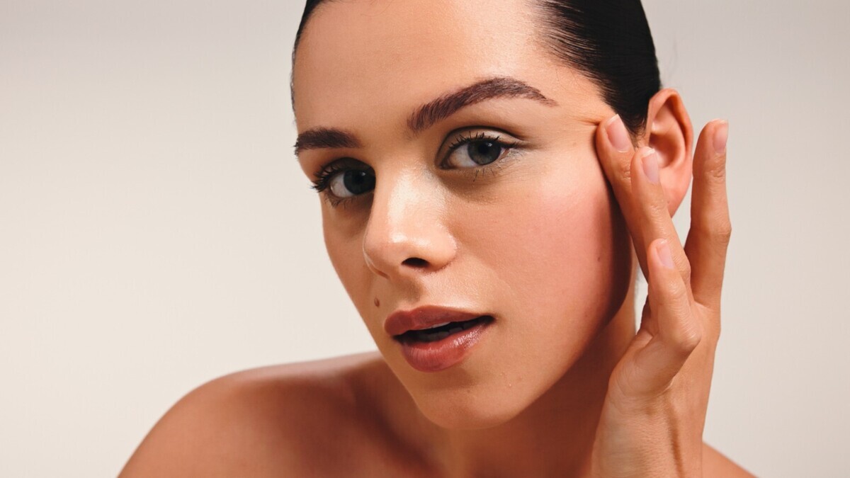 Макияж-2026: тренды весны — мягкие губы, небрежные глаза и сияющие румяна