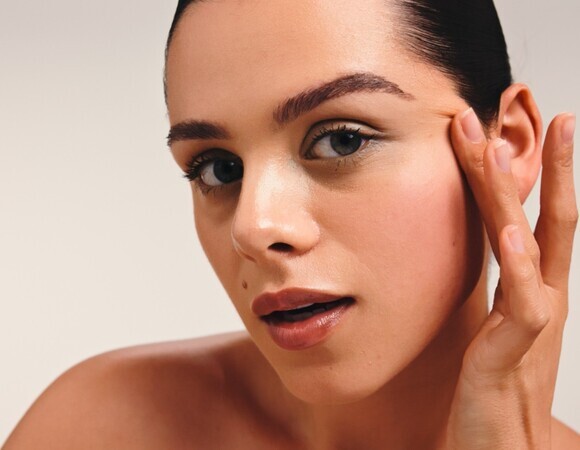 Макияж-2026: тренды весны — мягкие губы, небрежные глаза и сияющие румяна