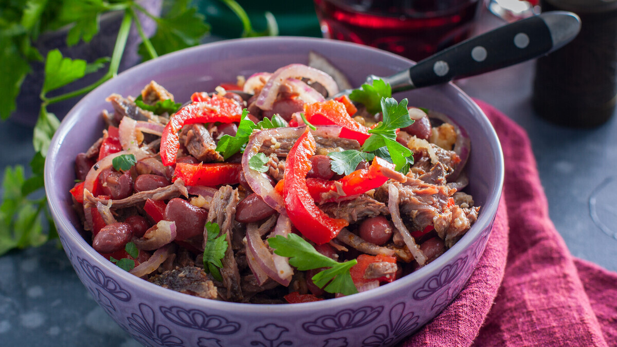 Чем заправлять салат "Тбилиси": не тот соус испортит вкус даже при идеальных ингредиентах