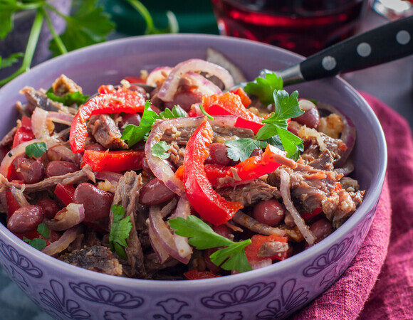 Чем заправлять салат "Тбилиси": не тот соус испортит вкус даже при идеальных ингредиентах