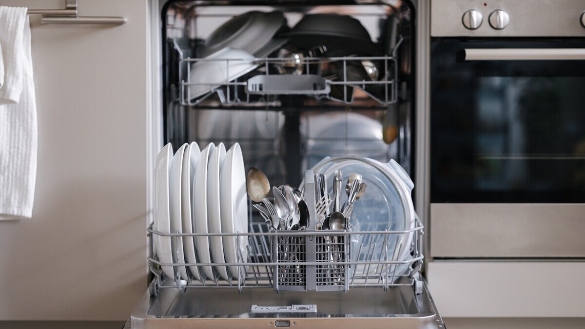 Затратно ли содержать посудомоечную машину? Эксперт Васильев оценил реальные расходы и предупредил: "Дорога в халатности"