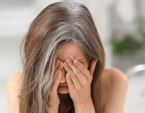 Перестала красить корни: 3 способа спрятать седину от топового стилиста