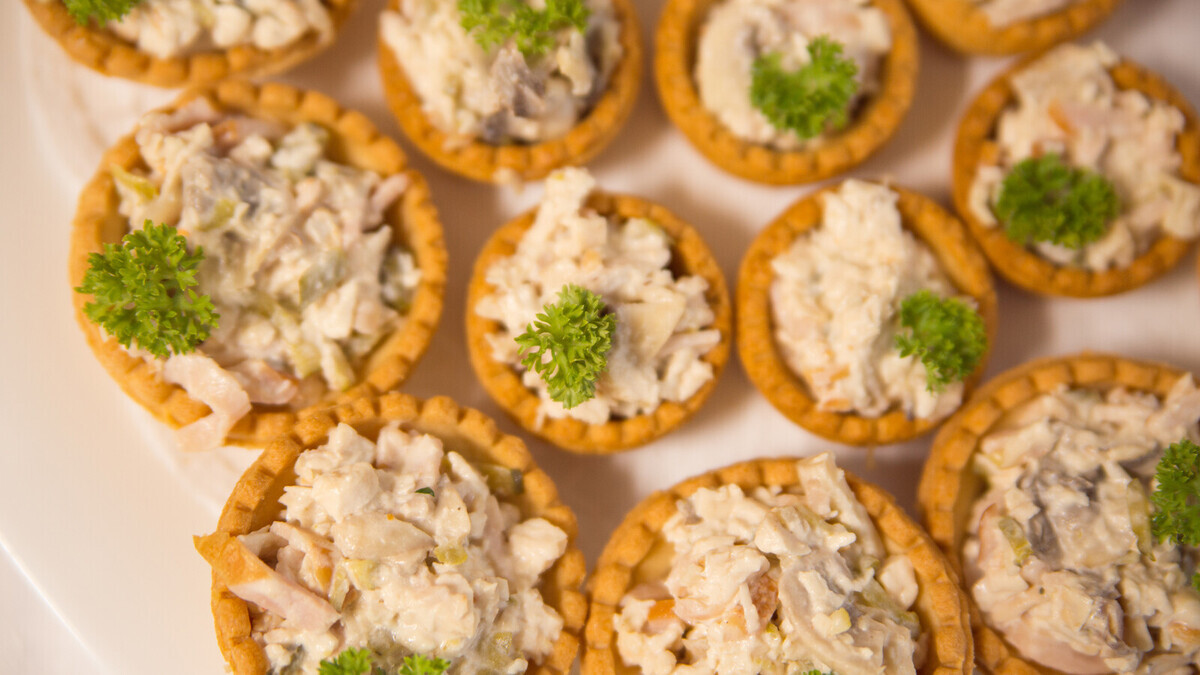 Забытый "Костромской" салат подают не в миске, а в корзиночках — гостям будет не до оливье и крабового 