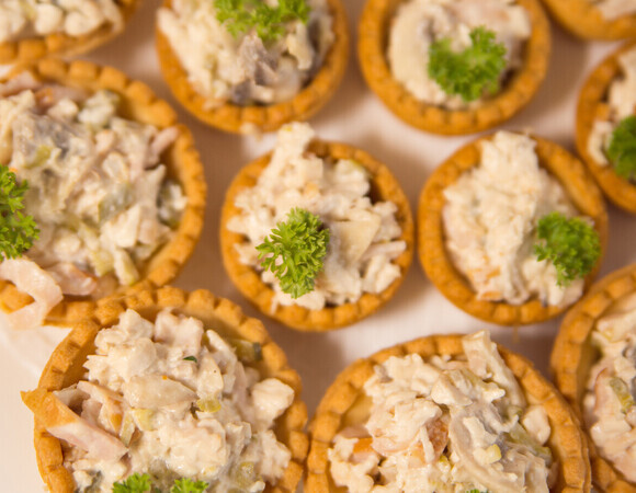 Забытый "Костромской" салат подают не в миске, а в корзиночках — гостям будет не до оливье и крабового